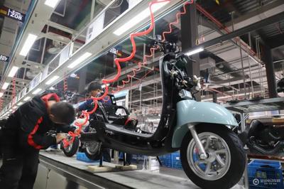 让泳坛巨星叶诗文惊出表情包！探访立马超级工厂，揭秘金牌好车诞生地